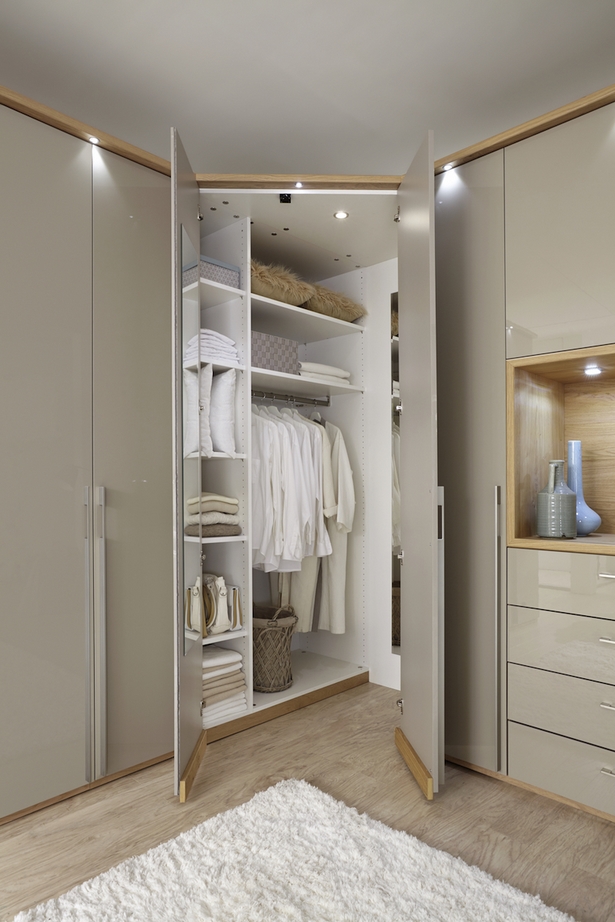 Schlafzimmer mit kleiderschrank