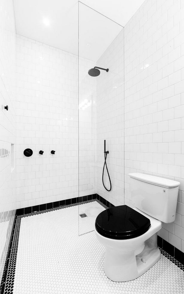 Badezimmer in schwarz weiß