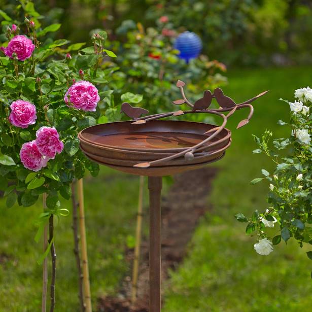 Garten mit alten sachen dekorieren