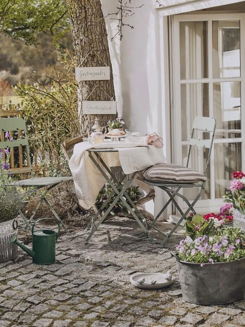 Garten mit alten sachen dekorieren