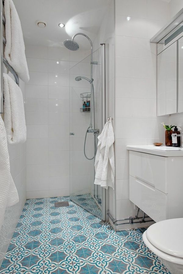 Badezimmer blau weiß gefliest