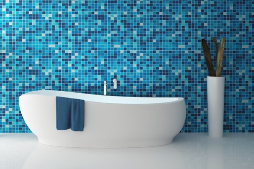 Badezimmer blau weiß gefliest