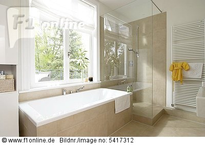 Moderne badezimmer mit dusche und badewanne