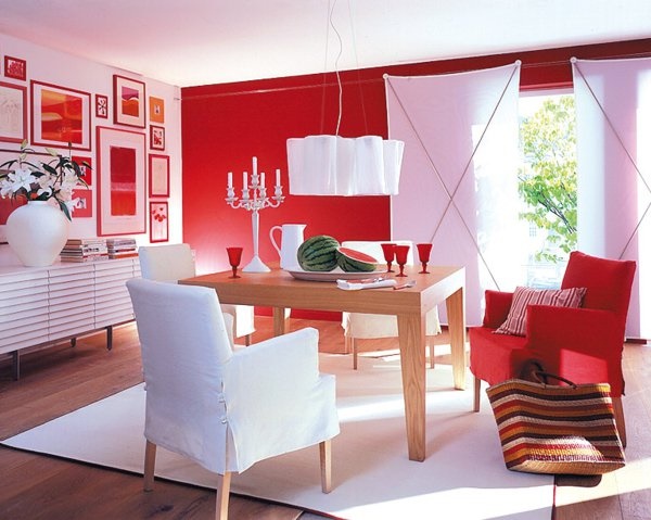 Wohnzimmer in rot gestaltet