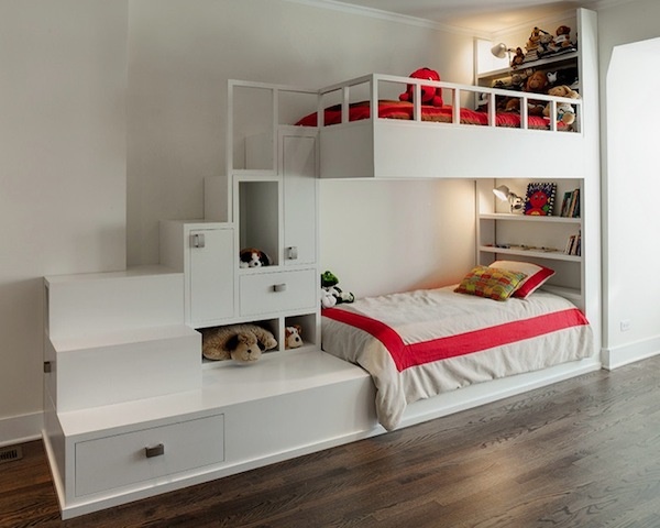 Kleines kinderzimmer mit hochbett