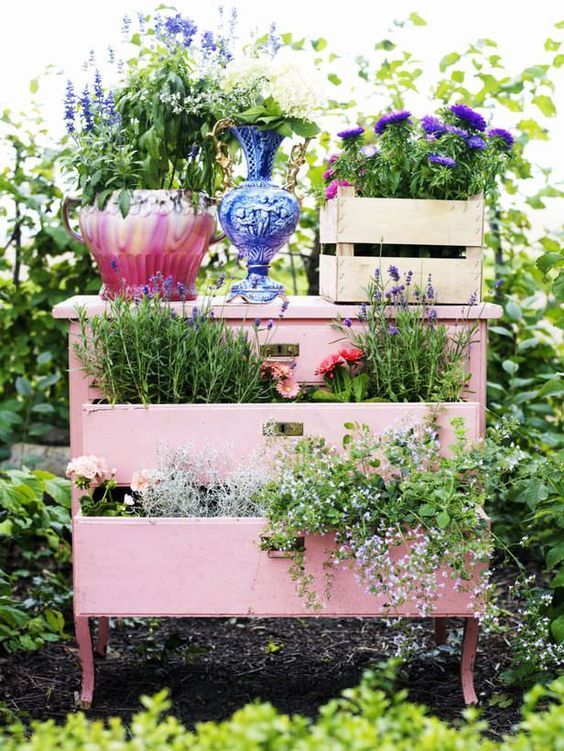 Alter schrank im garten