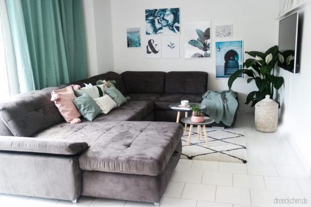 Großes sofa in kleinem wohnzimmer