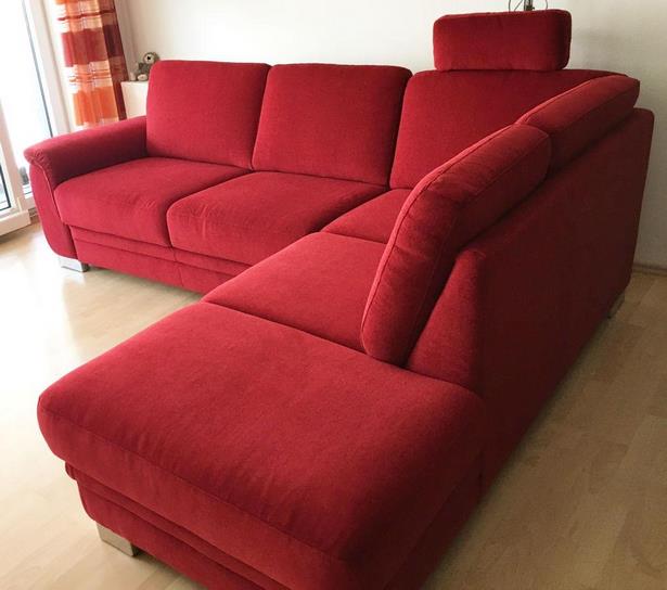 Wohnzimmer einrichten mit rotem sofa