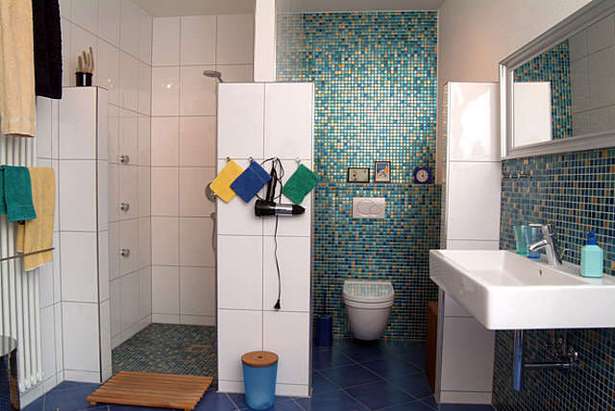 Badezimmer mit mosaikfliesen bilder