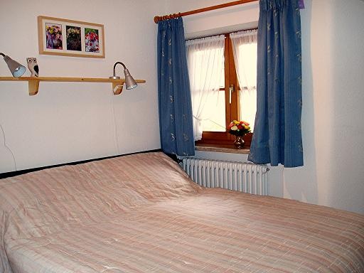 Kleines schlafzimmer großes bett