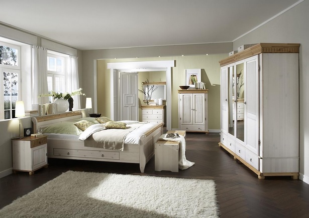 Schlafzimmer mit weißen möbeln