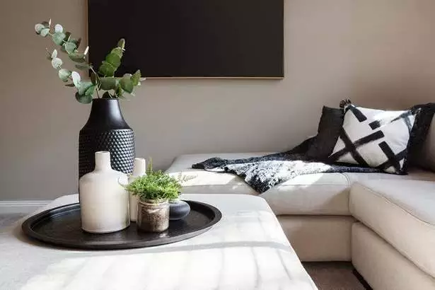 Wohnzimmer schwarz weiß beige