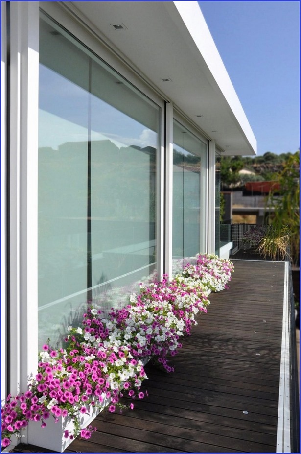 Balkon mit blumen dekorieren