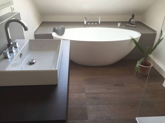 Eckbadewanne modern