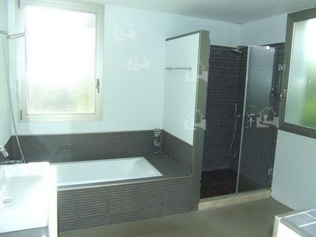 Moderne badewanne mit dusche
