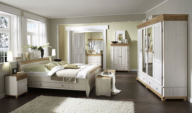 Schlafzimmer mit kleiderschrank