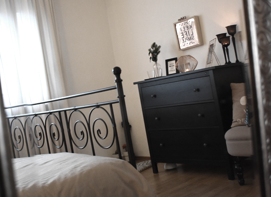 Schlafzimmer mit schwarzen möbeln