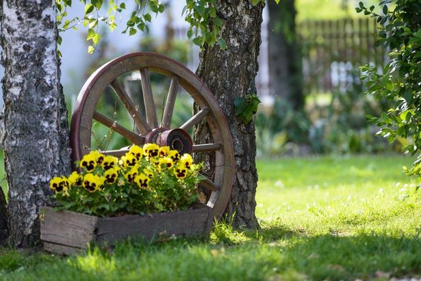 Gartendeko mit altem wagenrad