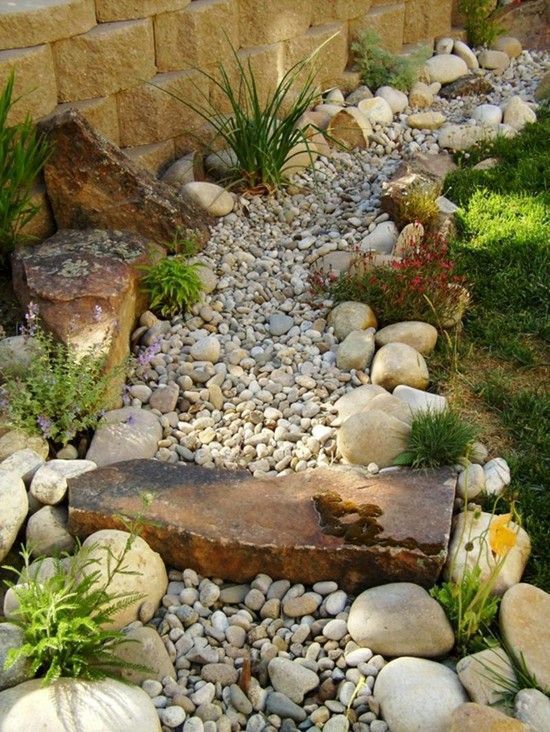 Gartendeko mit steinen