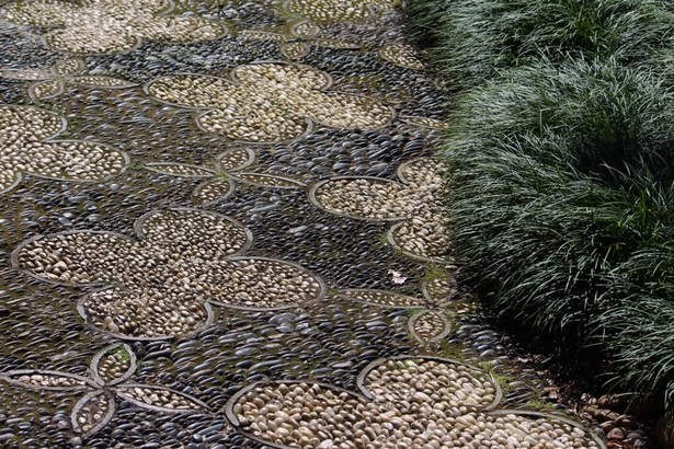 Gartendeko mit steinen