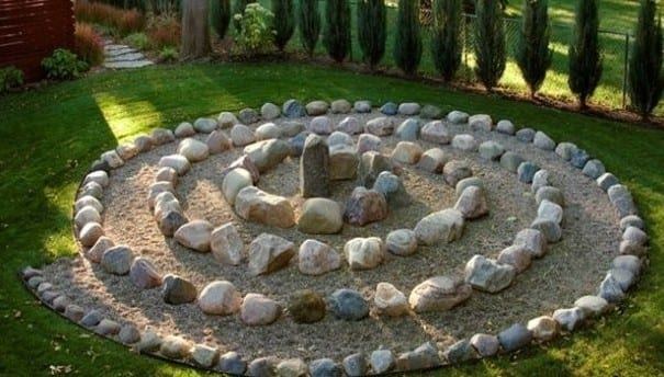 Gartendeko mit steinen