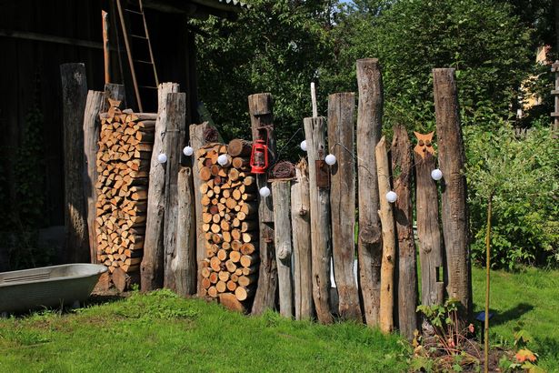 Gartengestaltung mit holzstämmen