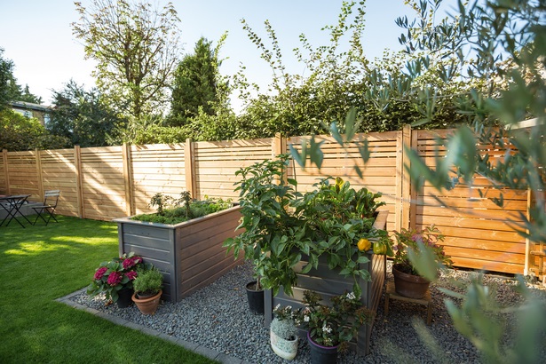 Holzwand im garten dekorieren