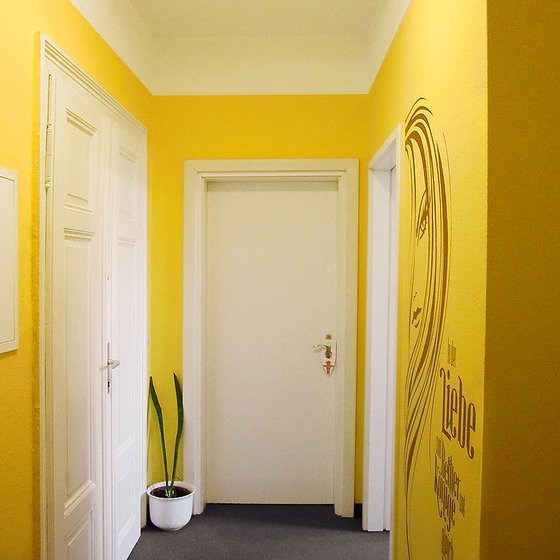 Wand gelb streichen