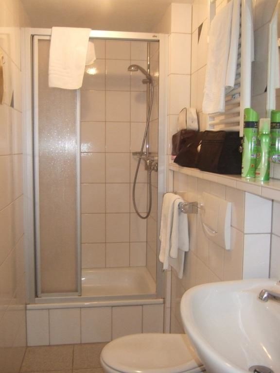 Kleines badezimmer mit dusche