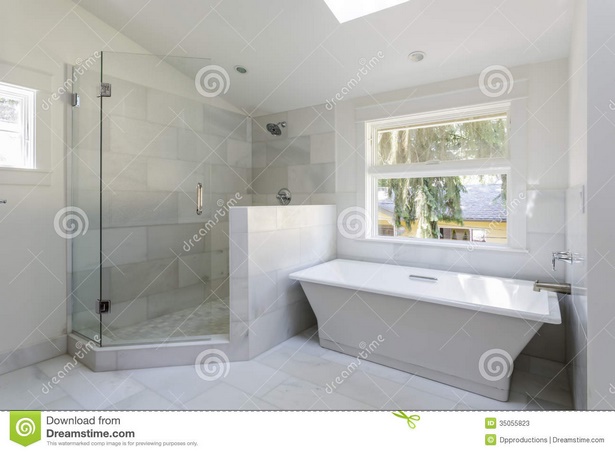 Moderne badezimmer mit dusche und badewanne