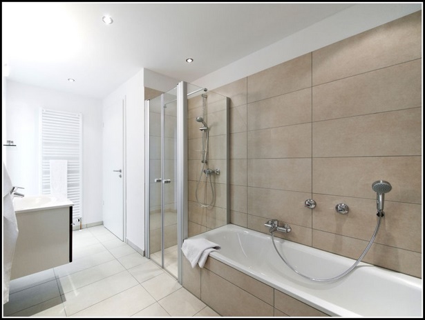 Moderne badezimmer mit dusche und badewanne