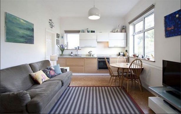 Kleines wohnzimmer mit küche