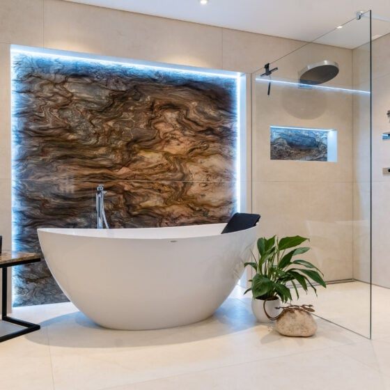 Badezimmer mit natursteinwand