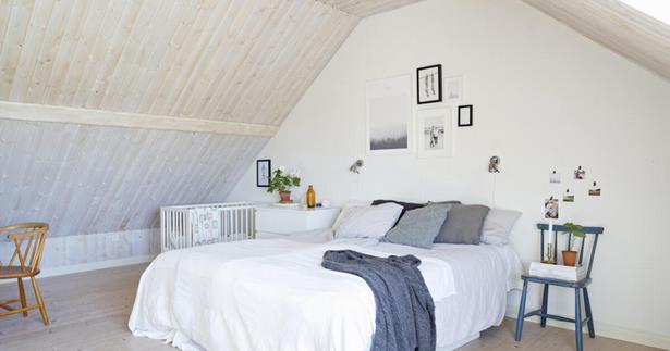 Kleines schlafzimmer mit dachschräge