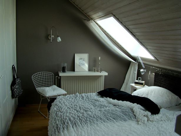 Kleines schlafzimmer mit schräge