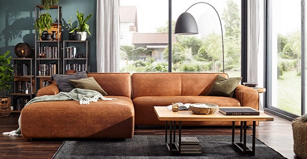 Wohnzimmer einrichten mit rotem sofa