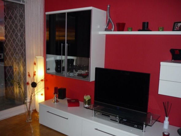 Wohnzimmer schwarz weiß rot