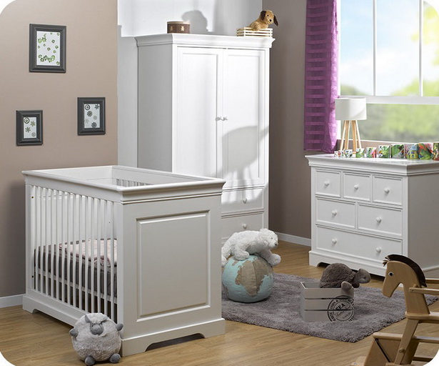 Weißes babyzimmer