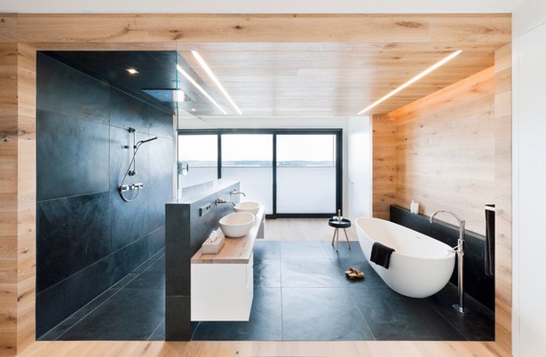 Badezimmer mit dusche und badewanne modern