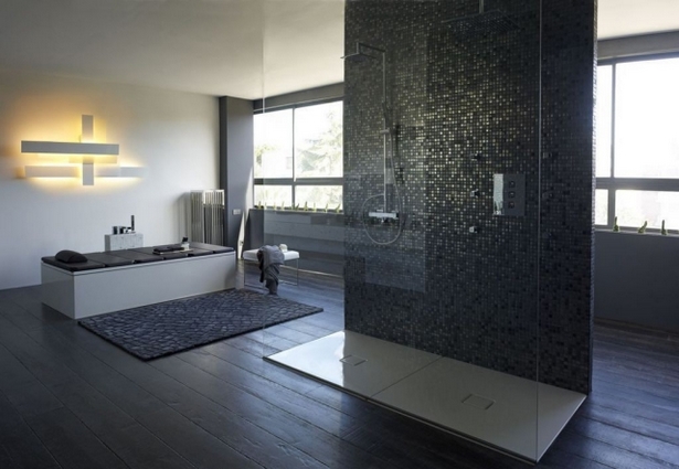 Badezimmer mit dusche und badewanne modern