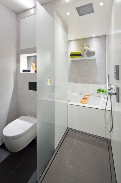 Badezimmer mit dusche und badewanne modern