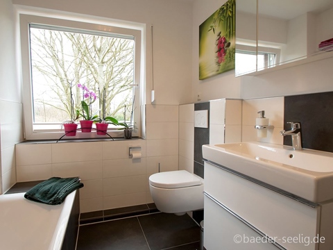 Badezimmer mit dusche und badewanne modern