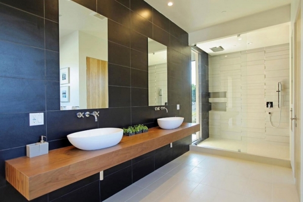 Moderne badezimmer mit holz