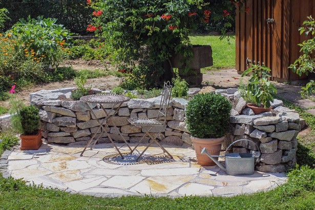 Kleine sitzecke im garten gestalten