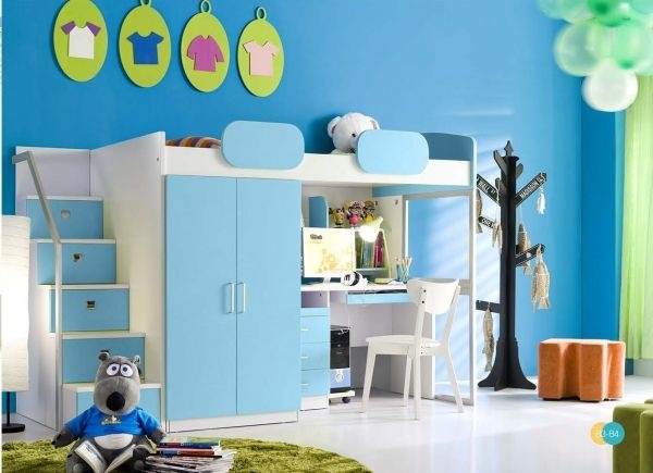 Kinderbett mit schreibtisch und kleiderschrank