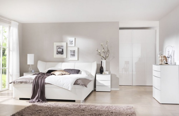 Schlafzimmer mit weißen möbeln