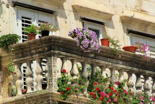 Balkon dekorieren mit pflanzen