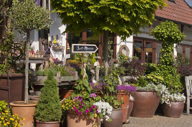 Balkon mit blumen dekorieren