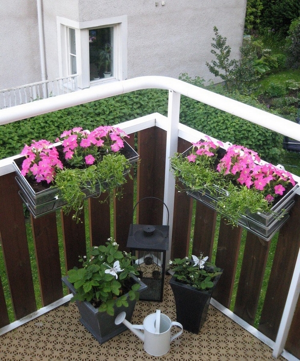 Balkon mit blumen gestalten