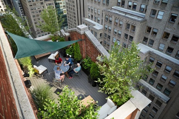 Balkon mit blumen gestalten